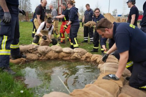 Ausbildung notwendig: Am Übungsdeich der FF Bleckede (NI) können auch Deichschäden simuliert werden. Hier das Aufbauen von Quellkaden aus Sandsäcken, um das hydraulische Gefälle und damit das Durchsickern zu reduzieren. (Foto: Carsten Schmidt, FF Bleckede)