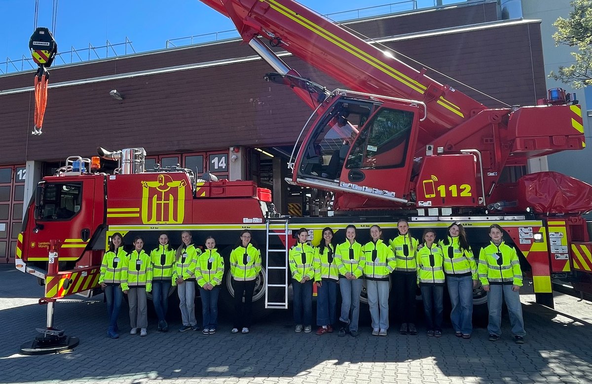 Feuerwehr hautnah: Teilnehmende des Girls‘ Day in München vor dem Kranwagen. (Foto: Feuerwehr München)
