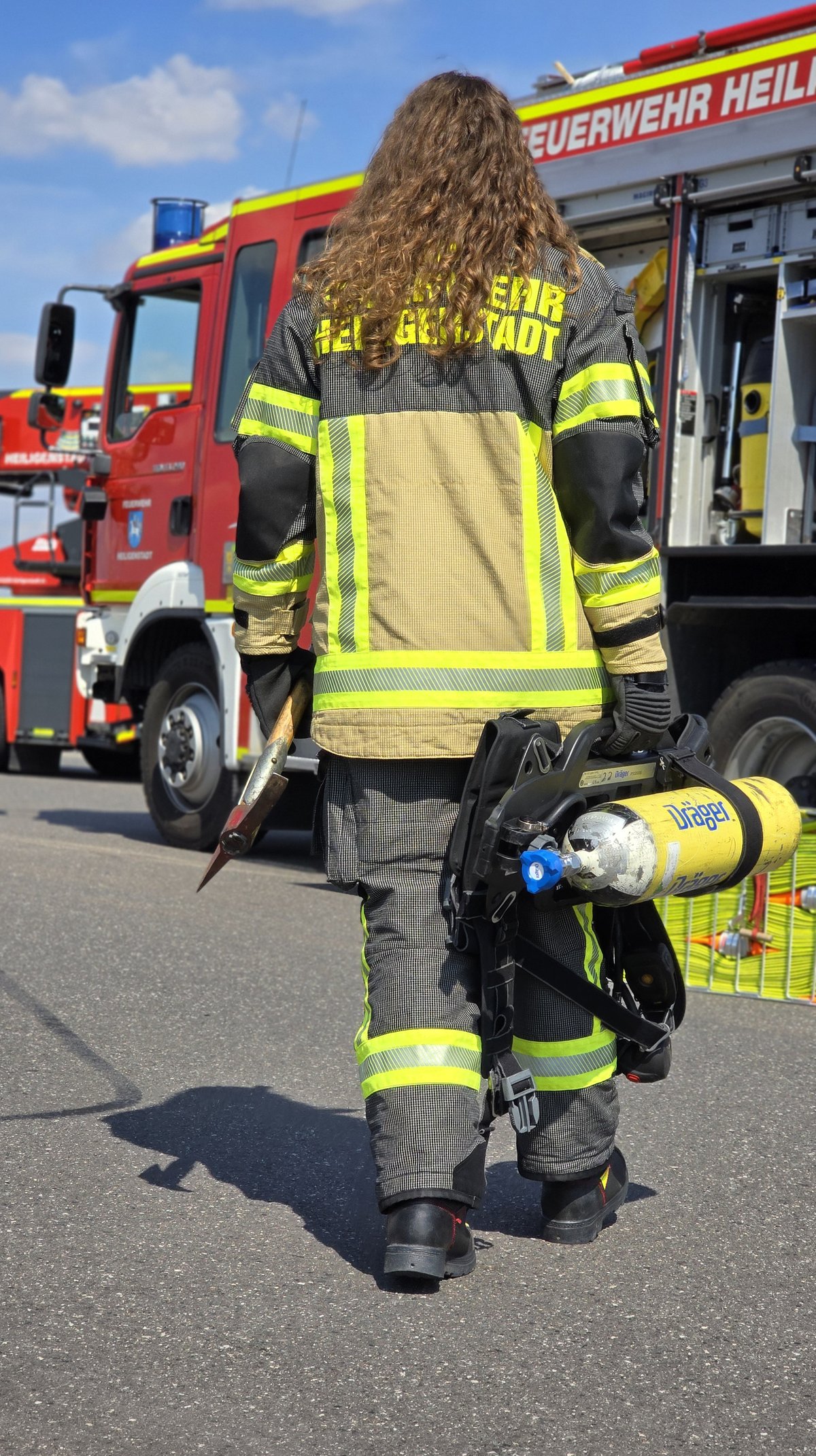 Mit Feuerwehraxt und Pressluftatmer: Die jungen Teilnehmerinnen durften in Heiligenstadt ganz praxisnah die Einsatzmittel der Feuerwehr erleben. (Foto: Feuerwehr Heiligenstadt)