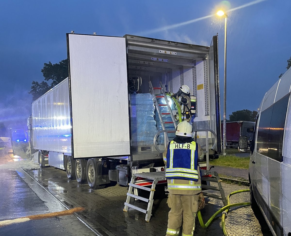 Einsatz für die FF Lehrte: Auch im Auflieger mussten Flammen bekämpft werden. Foto: Freiwillige Feuerwehr Lehrte