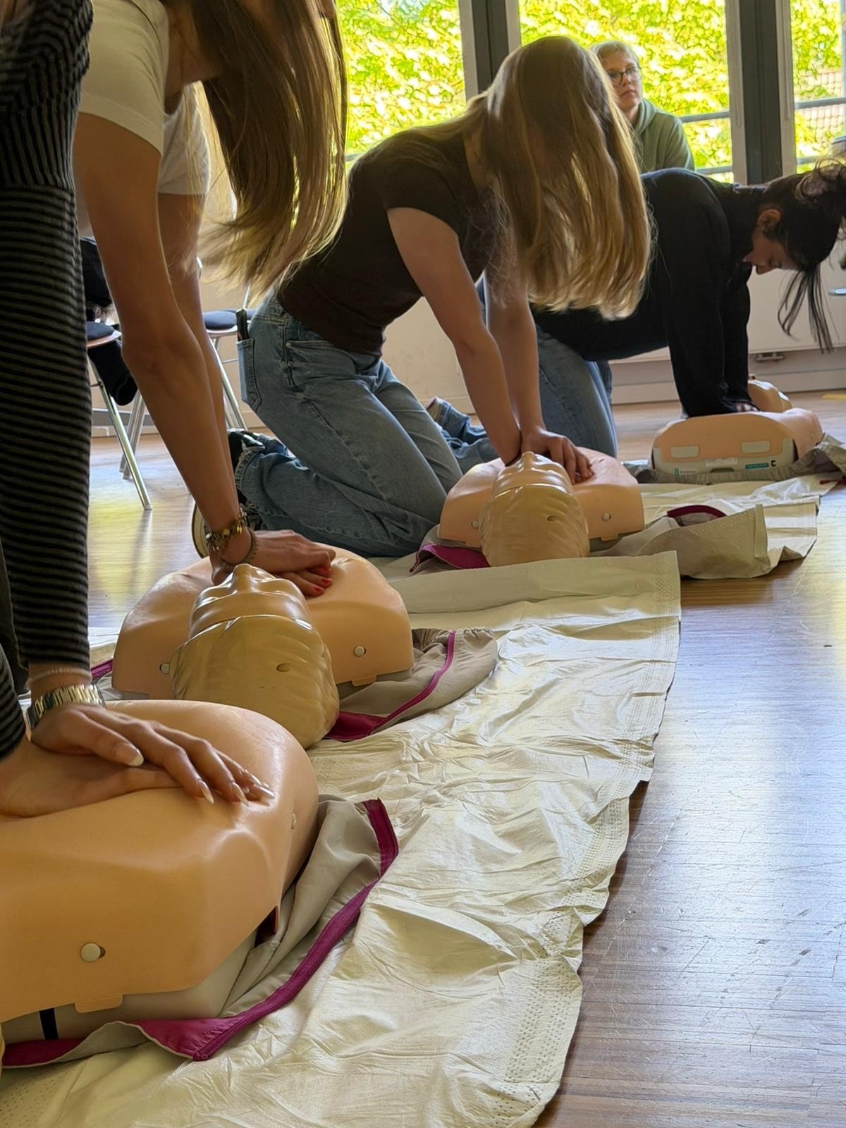 Lebensrettende Maßnahmen: Jugendliche trainierten an Puppen die Herzdruckmassage. (Foto: Feuerwehr Ratingen)