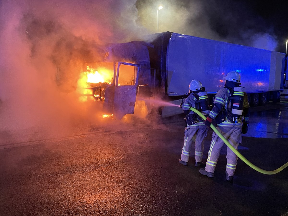 Lkw im Vollbrand: Ein Trupp unter Atemschutz löscht das brennende Fahrerhaus. Foto: Freiwillige Feuerwehr Lehrte