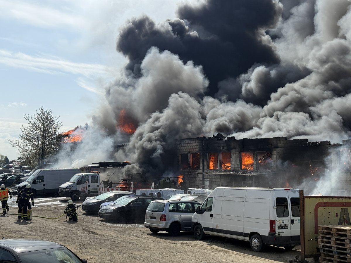Brandausbreitung verhindert: Trotz erschwerter Löschwasserversorgung konnten die Einsatzkräfte das Feuer so weit eindämmen, dass es nicht auf angrenzende Gebäude übergriff. Foto: Feuerwehr Stadt Kassel