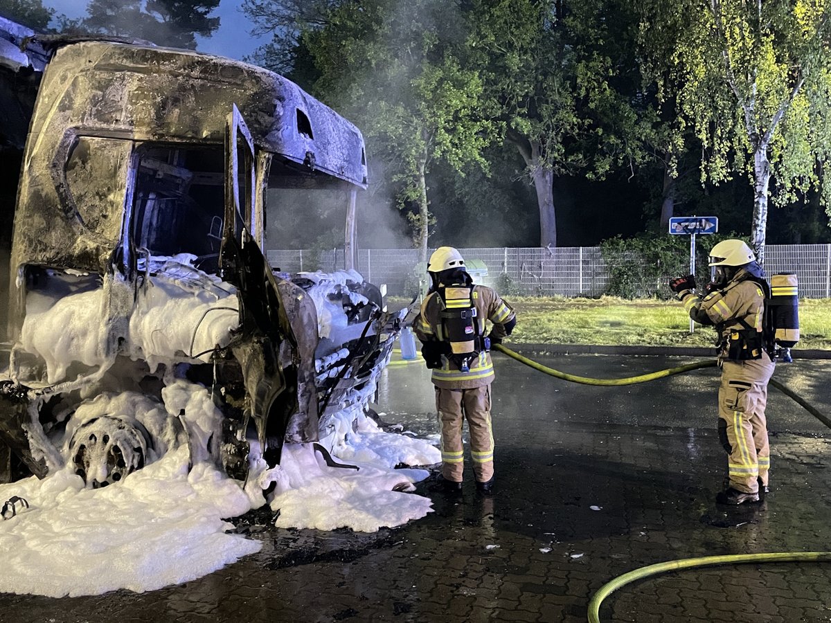Feuer unter Kontrolle: Mit Schaum werden die letzten Glutnester abgelöscht. Foto: Freiwillige Feuerwehr Lehrte