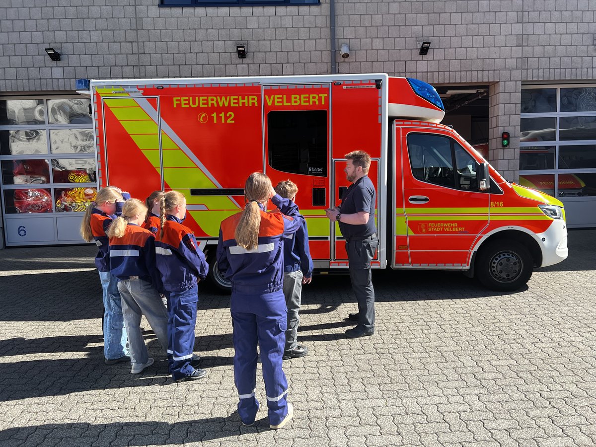 Spannende Einblicke: Einsatzfahrzeuge wurden erklärt und konnten aus nächster Nähe angeschaut werden. (Foto: Feuerwehr Velbert)
