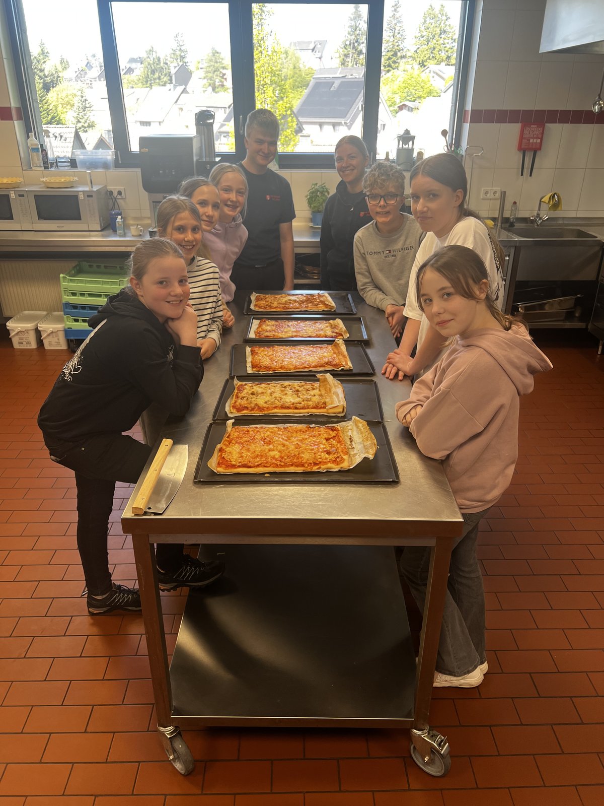 Pizza auf dem Speiseplan: Gemeinsames Kochen und Essen stärkt die Kameradschaft – nicht nur in Velbert. (Foto: Feuerwehr Velbert)