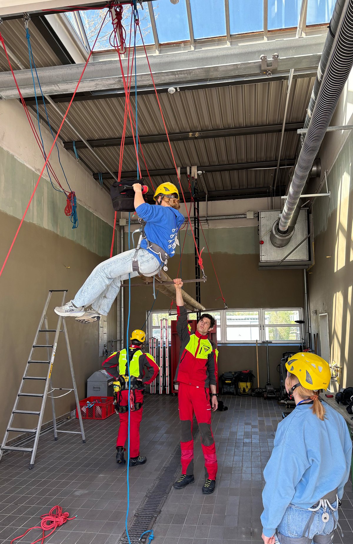 In luftiger Höhe: Die Höhenrettungsgruppe der Münchner Feuerwache 8 präsentierte ihren speziellen Aufgabenbereich. (Foto: Feuerwehr München)