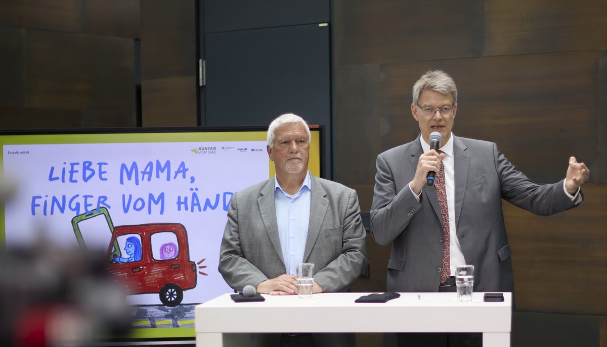 Pressekonferenz: Bundesverkehrsminister Patrick Schnieder (r.) und DVR-Präsident Manfred Wirsch gaben am 21. Juni das Ergebnis der Abstimmung über die Plakatmotive bekannt. (Bild: ©Runter vom Gas)