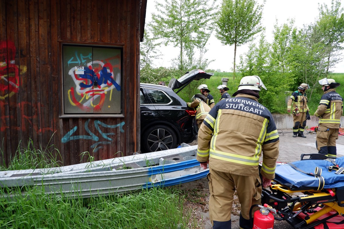Besondere Lage: Die Einsatzkräfte konnten mit dem Fahrzeuginsassen sprechen, aber zunächst nur über die Heckklappe zu ihm gelangen. (Foto: Feuerwehr Stuttgart)