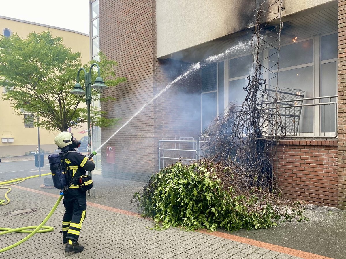 Fassadenbegrünung in Brand: Das Feuer konnte zügig gelöscht werden. (Foto: Feuerwehr Iserlohn)
