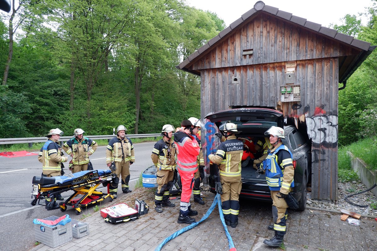 Zusammenarbeit: Rettungskräfte kümmern sich um den Patienten, andere stehen mit der Trage bereit, während Feuerwehrkräfte das Herausziehen des Wagens vorbereiten. (Foto: Feuerwehr Stuttgart)