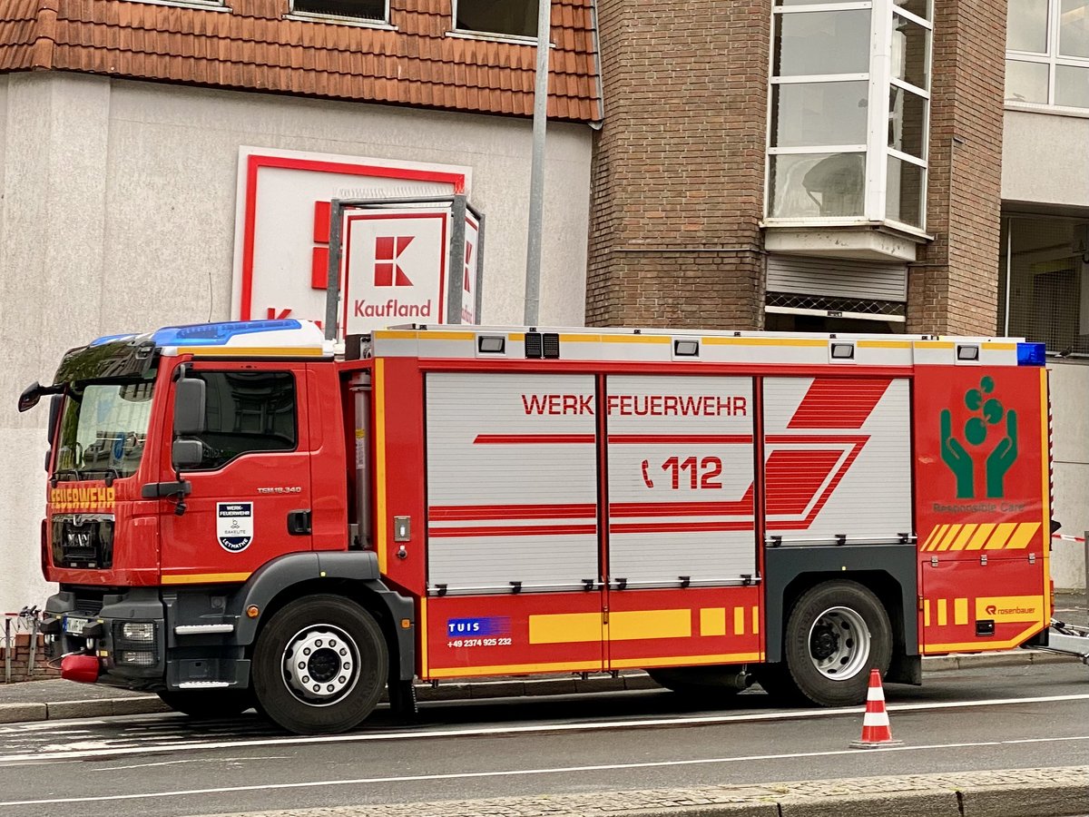 Unterstützung: Die Werkfeuerwehr der Fa. Bakelite wurde für die Entrauchungsmaßnahmen hinzugezogen. (Foto: Feuerwehr Iserlohn)
