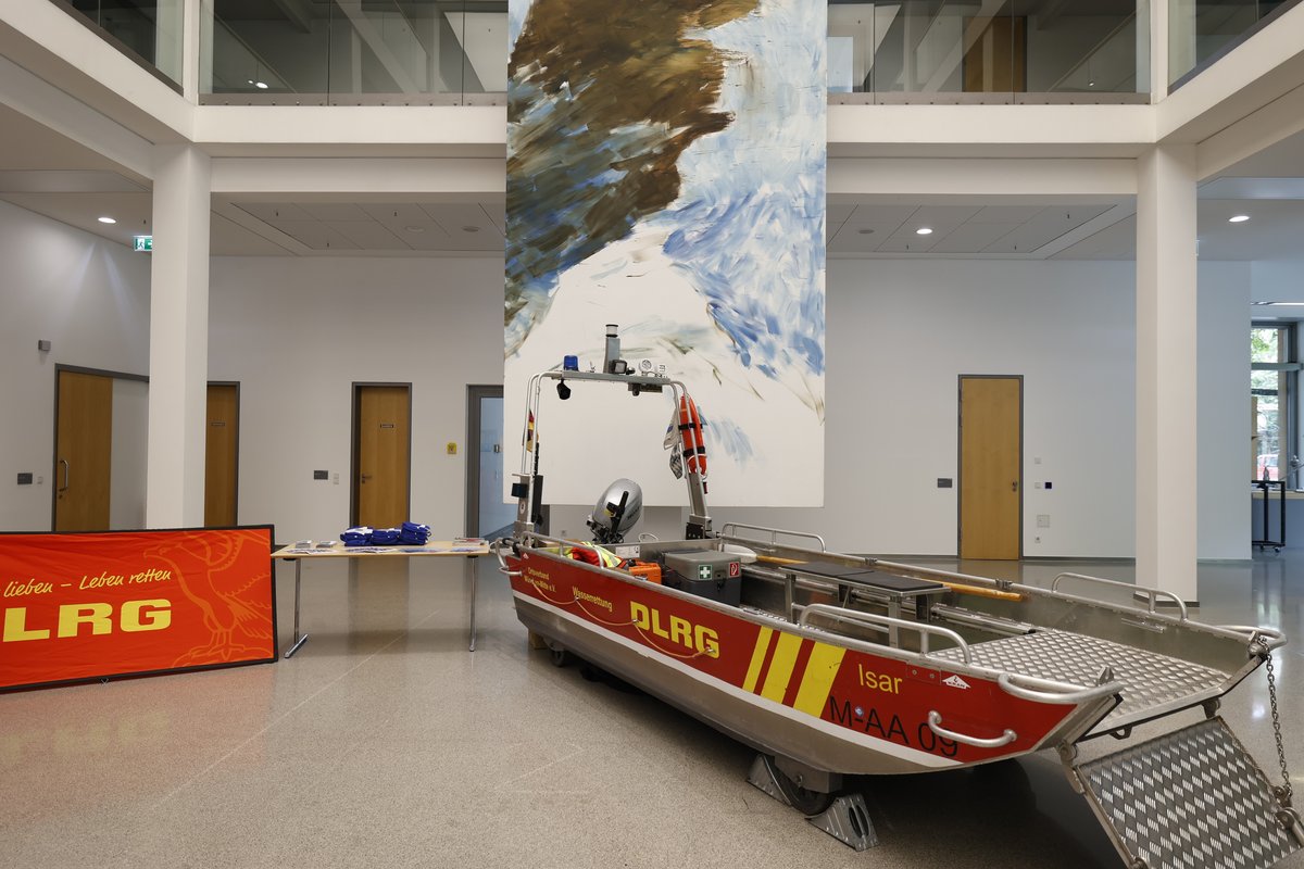 Wasserrettung: Auch die DLRG war am Tag der Dienstkleidung mit einem Stand vertreten und präsentierte dieses Motorrettungsboot. (Foto: Konzern Versicherungskammer)