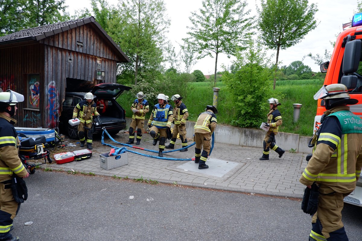 Verkehrsunfall Mittlere Filderstraße: Der Pkw wird aus der Technikstation gezogen, damit anschließend die Fahrertür geöffnet werden kann. (Foto: Feuerwehr Stuttgart)