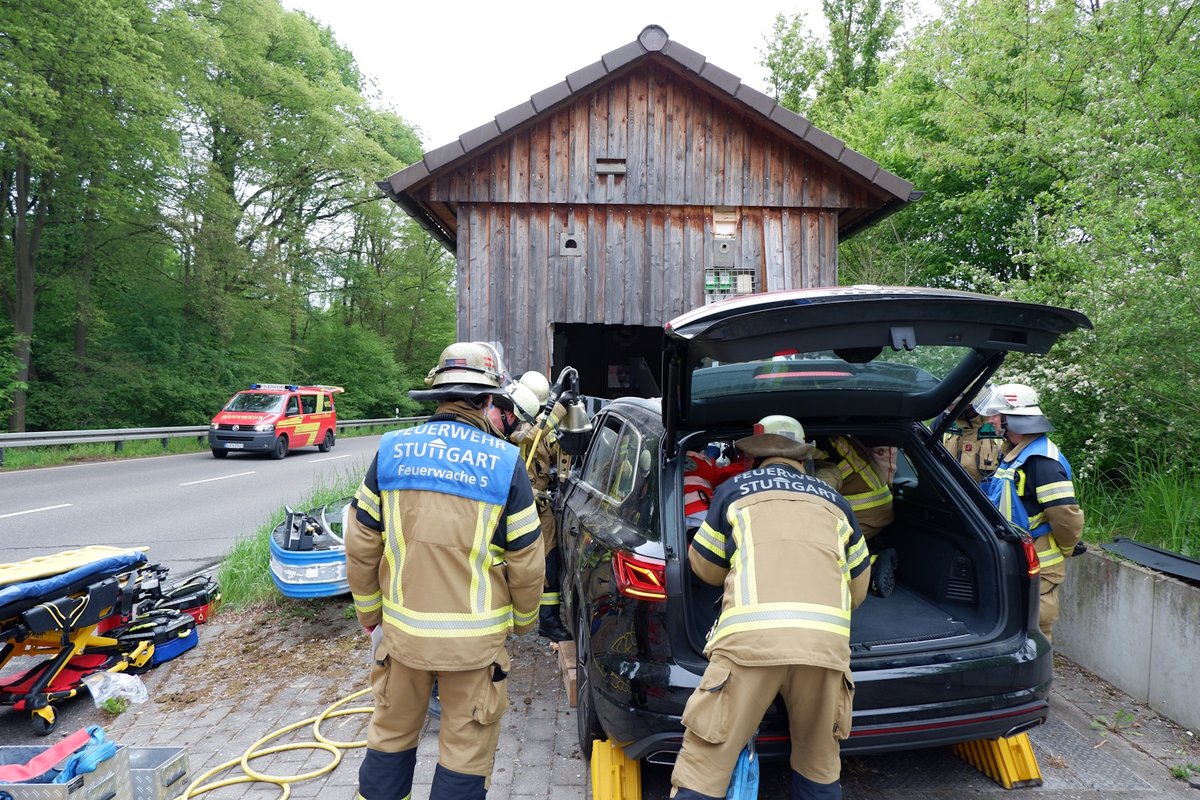 Eingeklemmter Fahrer: Um die Person zu befreien, wird hydraulisches Rettungsgerät eingesetzt. (Foto: Feuerwehr Stuttgart)