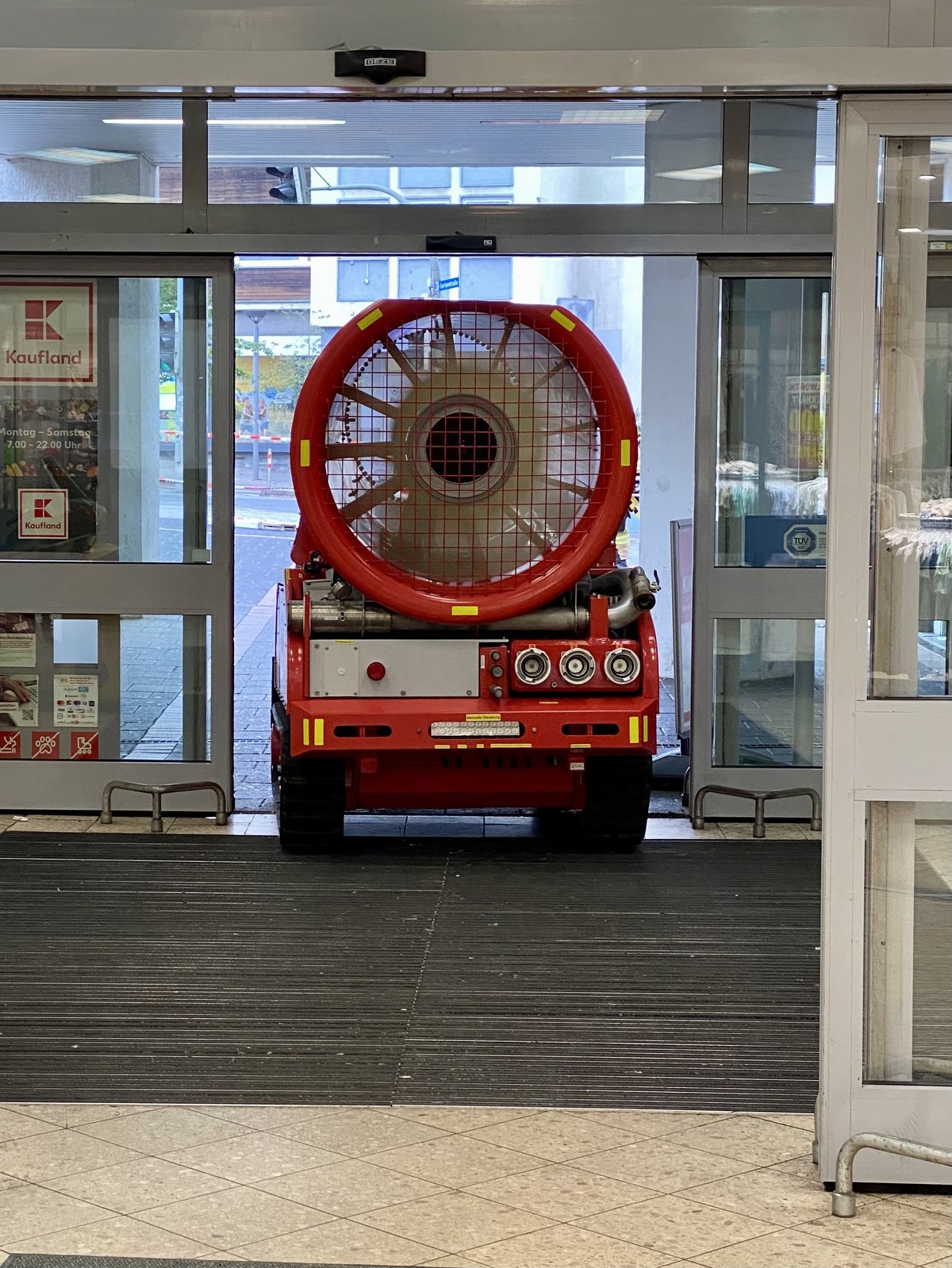 Ansicht von innen: Das LUF 60 verfügt über einen Hochleistungslüfter mit einem maximalen Volumenstrom von 90.000 m³/h. (Foto: Feuerwehr Iserlohn)