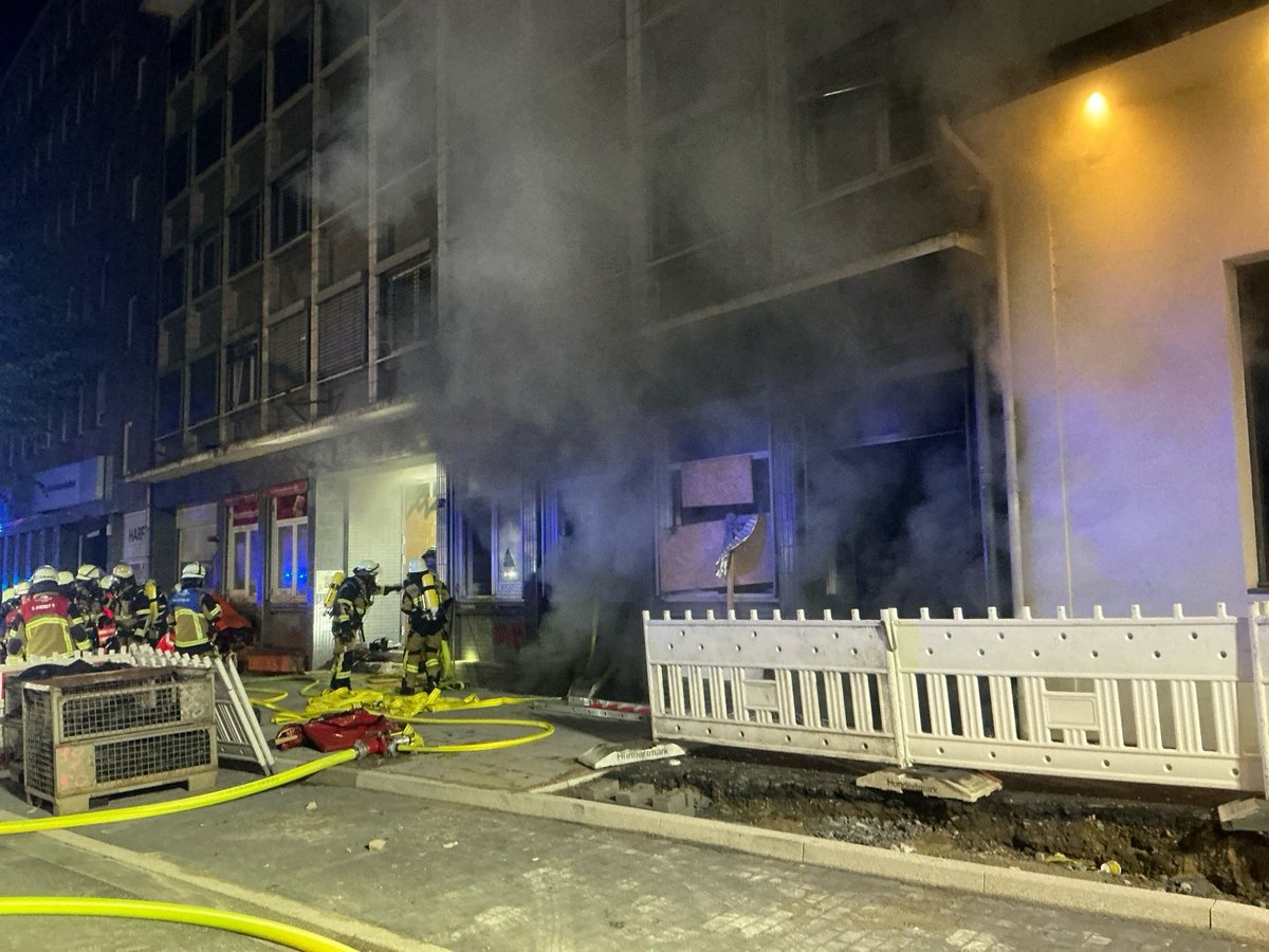 Blick auf die Einsatzstelle: Immer wieder kommt es in diesem leerstehenden Gebäude, der ehemaligen DRK-Rettungswache in der Essener Hachestraße, zu Brandausbrüchen. (Foto: Feuerwehr Essen)