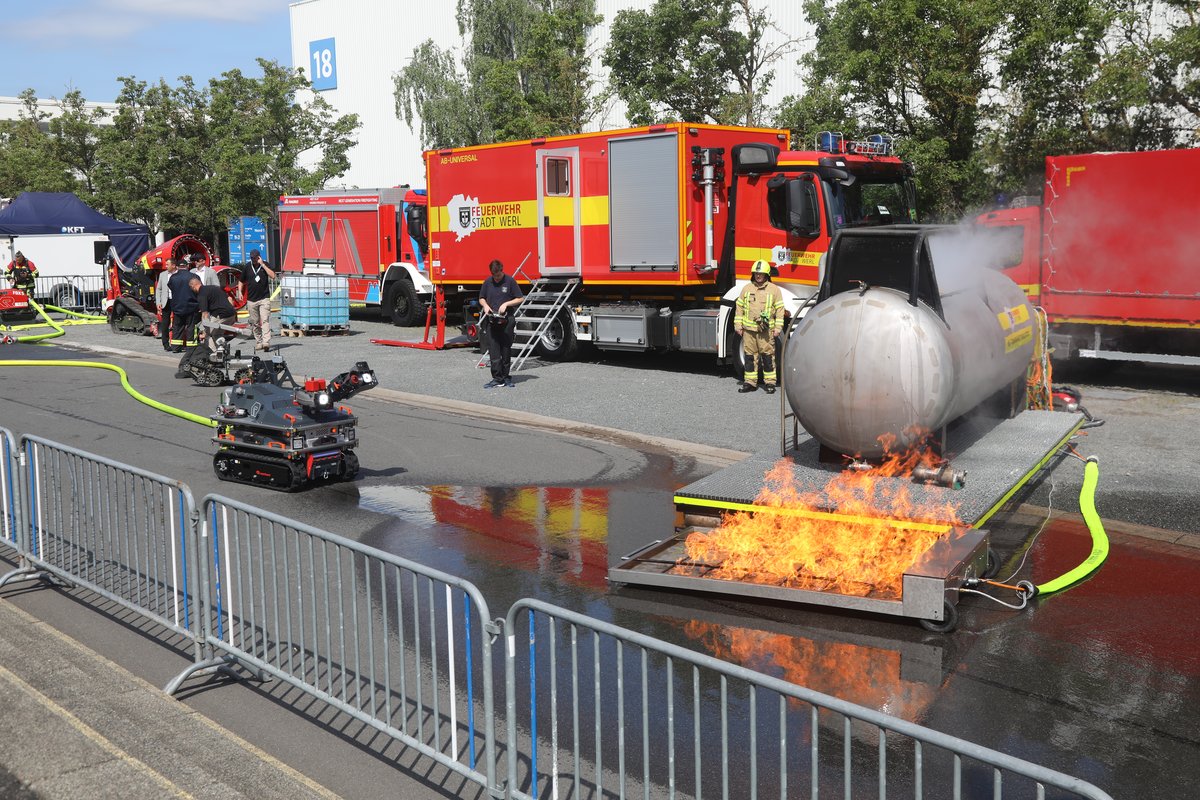 Multifunktionaler Einsatzroboter: Hier eine Vorführung der Feuerwehr Werl (Kreis Soest, NRW) zur Brandbekämpfung nach einem Gefahrstoffaustritt mit dem „RTE Robot“ von Rosenbauer. (Foto: Stefan Wagner)