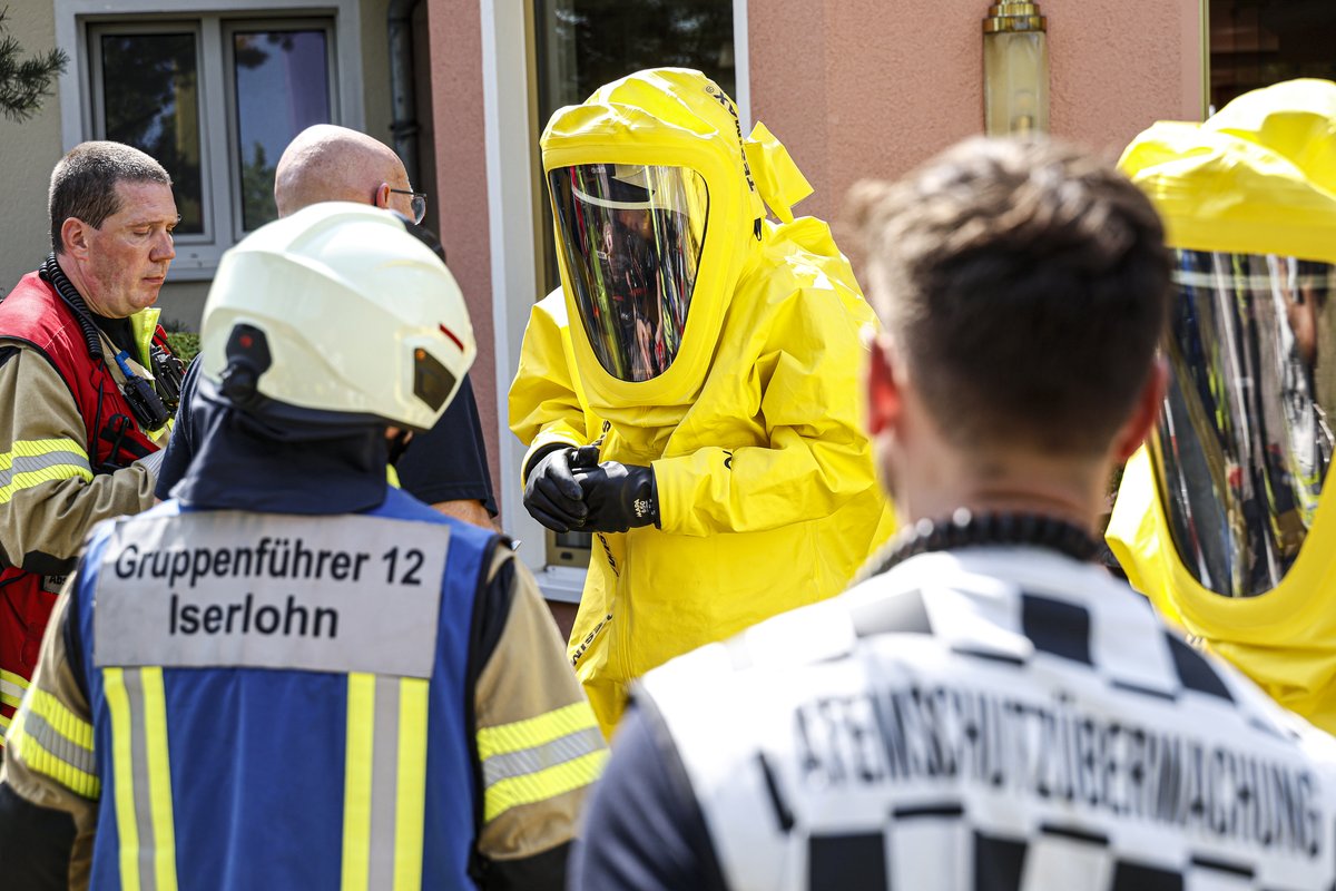 Unklarer Gefahrstoffaustritt: Zur Beseitigung der Gefahrstoffquelle betreten Einsatzkräfte der Feuerwehr Iserlohn das Gebäude unter Chemikalienschutzanzügen (Körperschutz Form 3). (Foto: Feuerwehr Iserlohn)