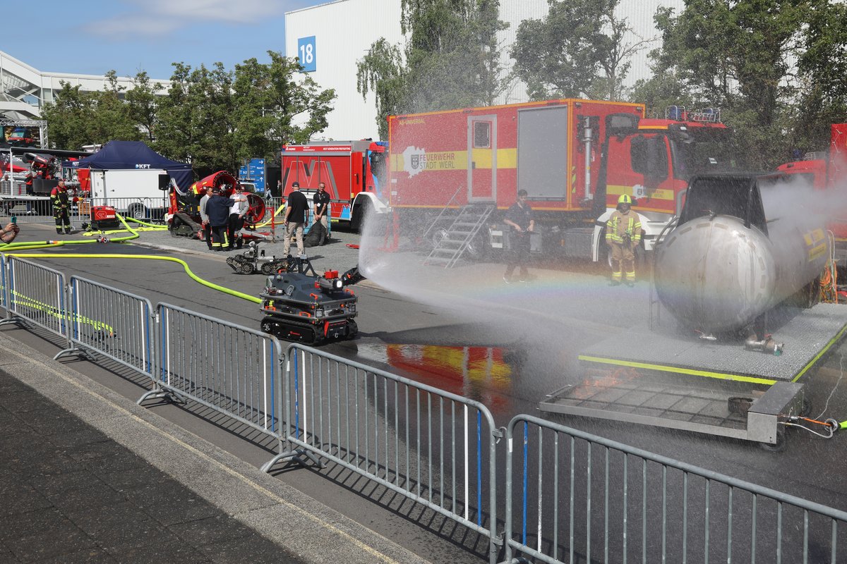 Einsatzroboter löscht: Wenn der Einsatz von Menschen riskant oder schwierig wird, können solche Systeme unterstützen, um die Gefährdungen für Einsatzkräfte zu minimieren. (Foto: Stefan Wagner)