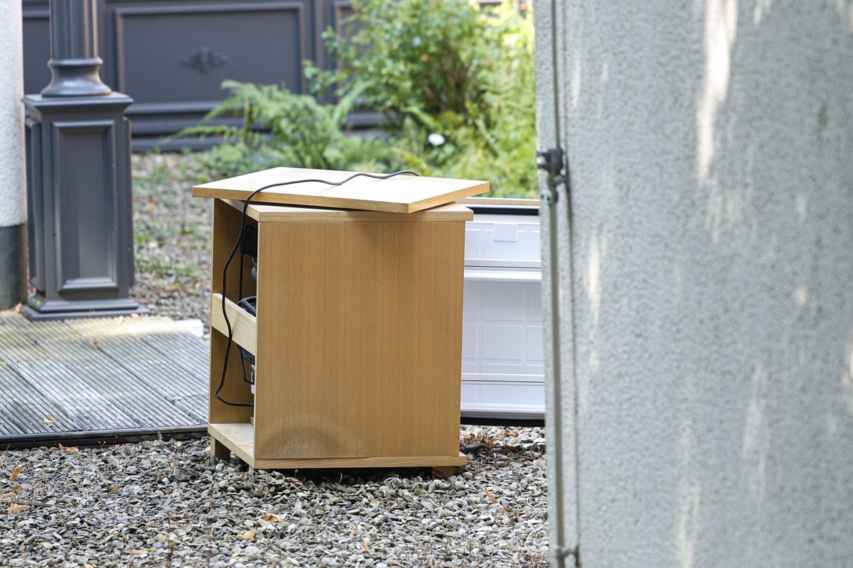 Einbaugerät: Dieser defekte Kühlschrank konnte schließlich als Ursache des Ammoniakaustritts ausgemacht werden. (Foto: Feuerwehr Iserlohn)