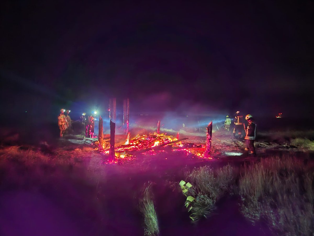 Nicht mehr zu retten: Die Schutzhütte, die komplett aus Holz bestand, brannte vollständig nieder. (Foto: Kreisfeuerwehrverband Dithmarschen)