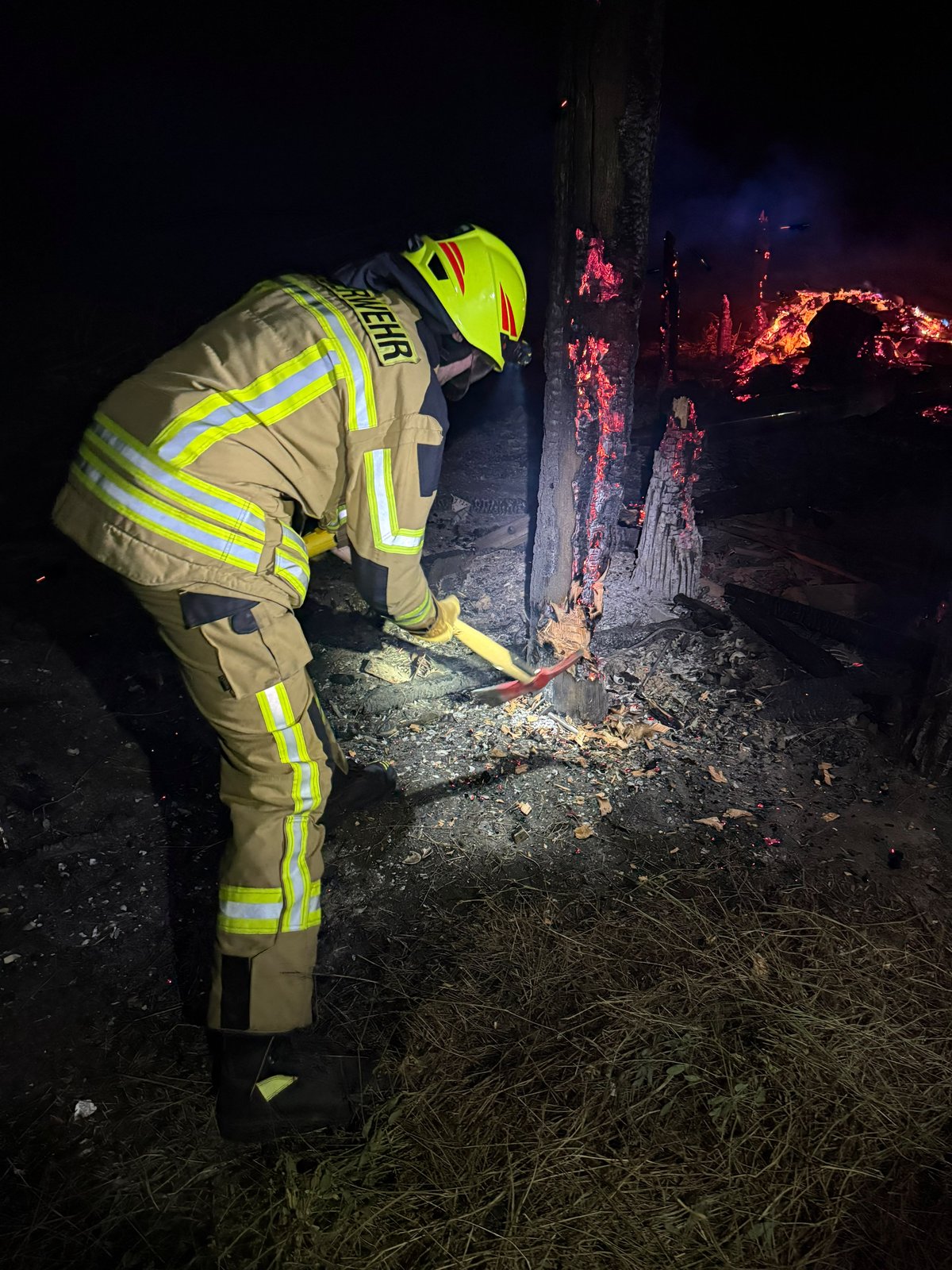 Ausschließlich mechanische Brandbekämpfung: Die Insellage machte es unmöglich, Schlauch- und Pumpmaterial an die Einsatzstelle zu bringen. (Foto: Kreisfeuerwehrverband Dithmarschen)