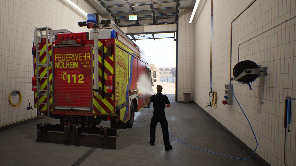Kooperation: Die Berufsfeuerwehr Mülheim an der Ruhr liefert wichtige Einblicke in ihren typischen Dienstalltag. Hier geht es auch um Routinen – spannend bleibt es trotzdem. (Screenshot: Aerosoft)