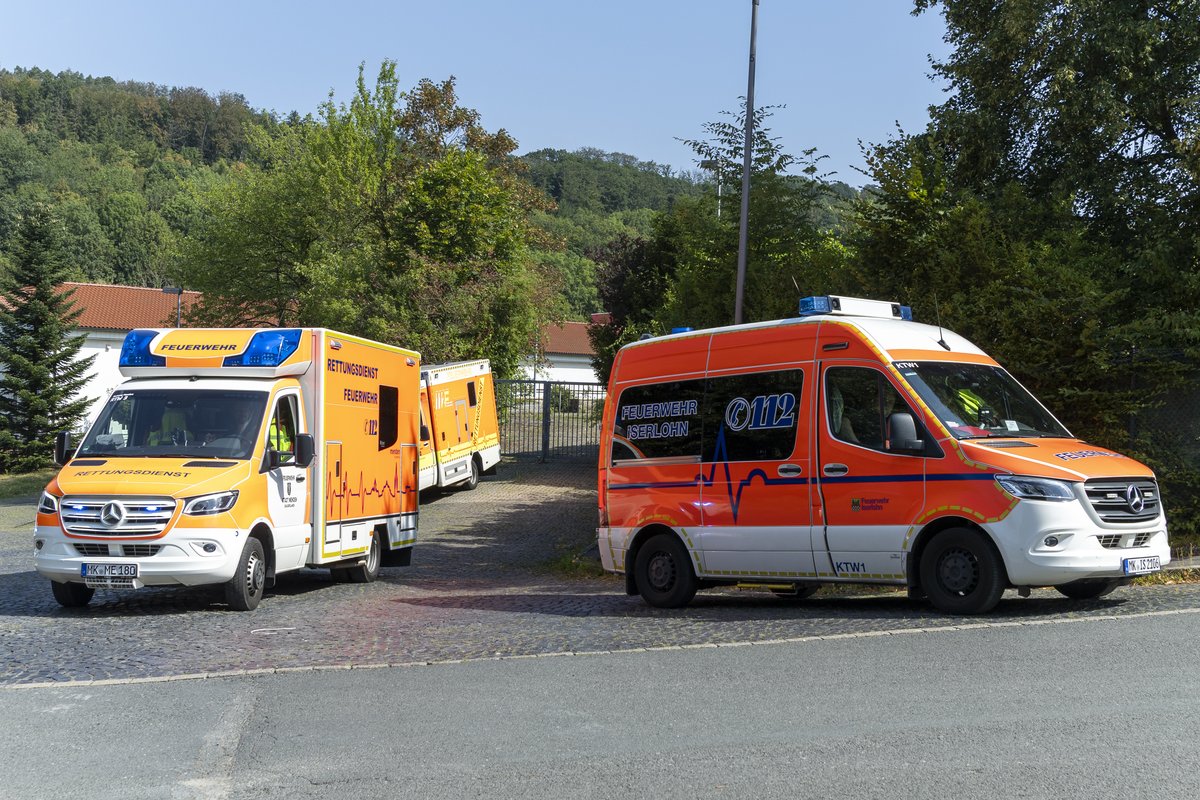 Großaufgebot: Zahlreiche Rettungsmittel, auch aus den umliegenden Landkreisen, wurden alarmiert. Letztendlich mussten fünf Personen ins Krankenhaus transportiert werden. (Foto: Feuerwehr Iserlohn)
