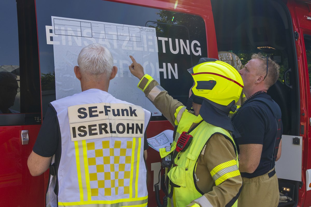Beteiligte Kräfte: Zu ihnen gehörte u. a. auch die Sondereinheit Funk der Feuerwehr Iserlohn. (Foto: Feuerwehr Iserlohn)
