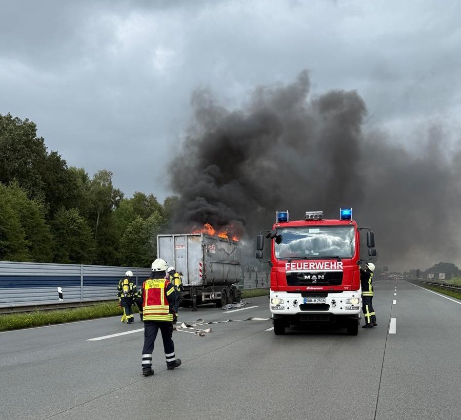 Brennender Lkw auf der A1: Der Gefahrgutzug der Kreisfeuerwehr Rotenburg wurde alarmiert. (Foto: Kreisfeuerwehr Rotenburg (Wümme))