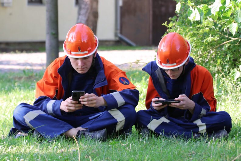 Medienkompetenz vermitteln: Das Projekt Brandherd Desinformation ist eine Kooperation von CORRECTIV und der Deutschen Jugendfeuerwehr. (Foto: Christine Hepner/DJF)