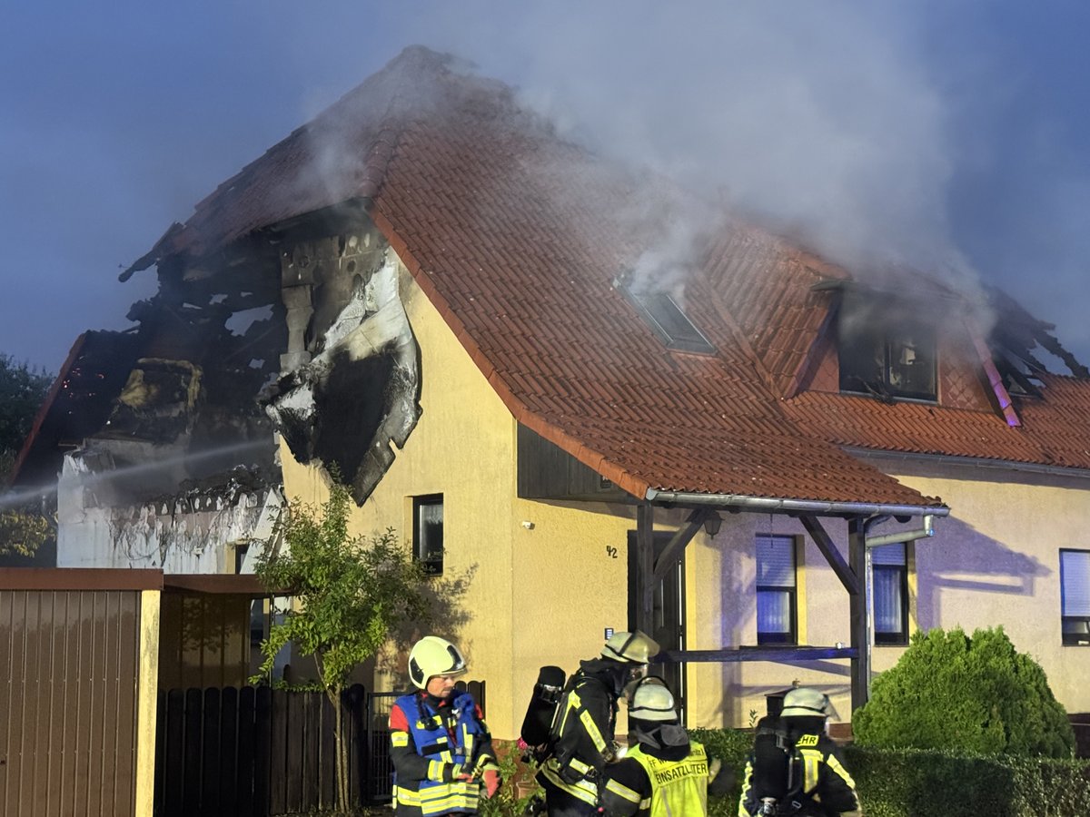Schwere Gebäudeschäden: Aufgrund einer Explosion und eines schweren Gebäudebrandes war ein Giebel des Hauses weggerissen. (Foto: Freiwillige Feuerwehr Waren (Müritz))