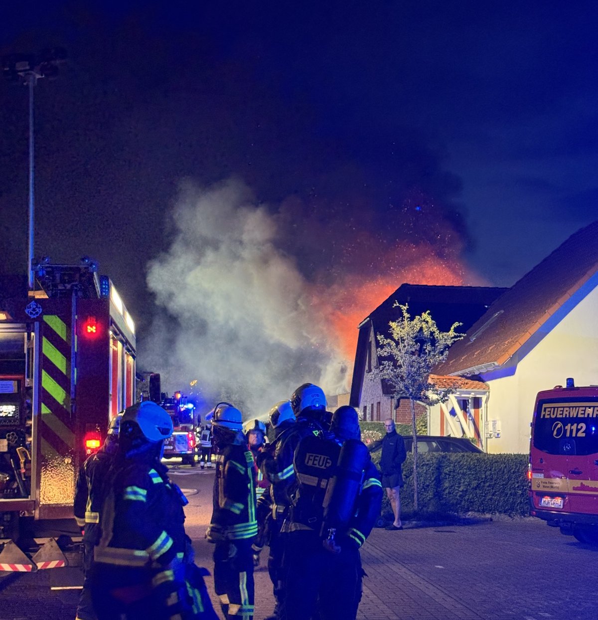 Früh am Morgen: Noch in der Dunkelheit begannen sofort die Löscharbeiten. (Foto: Freiwillige Feuerwehr Waren (Müritz))