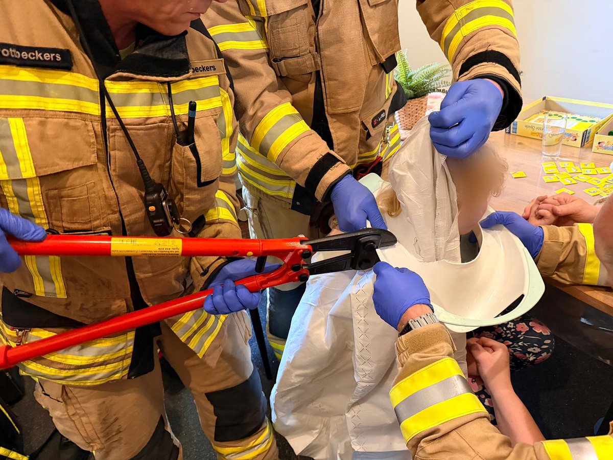 Behutsames Vorgehen: Hals und Gesicht des Kindes wurden mit einer Decke geschützt, bevor der Toilettensitz mit verschiedenen Handwerkzeugen – hier ein Bolzenschneider – durchtrennt wurde. (Foto: Feuerwehr Gemeinde Rheurdt)