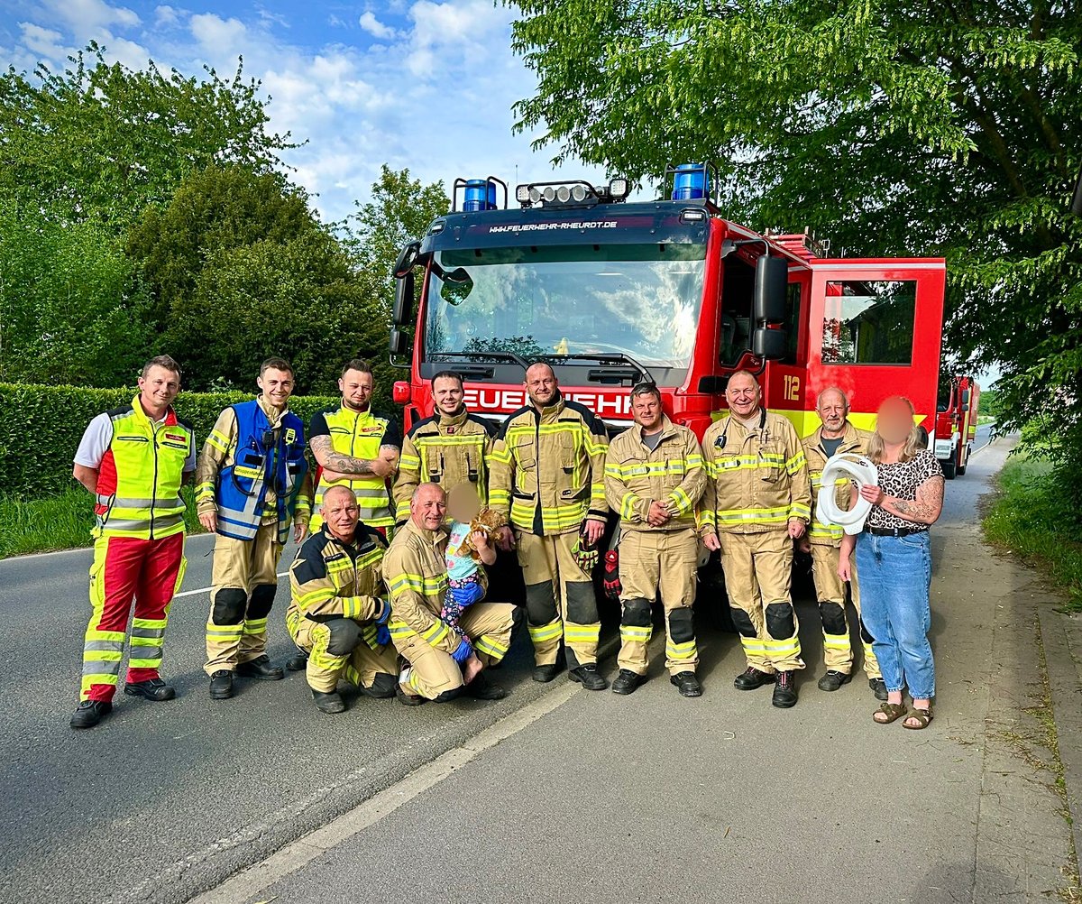 Ende gut, alles gut: Bei einem Gruppenfoto mit den Rettern konnten die dreijährige Marie und ihre Mutter wieder lächeln und den Übeltäter in die Kamera halten. (Foto: privat)