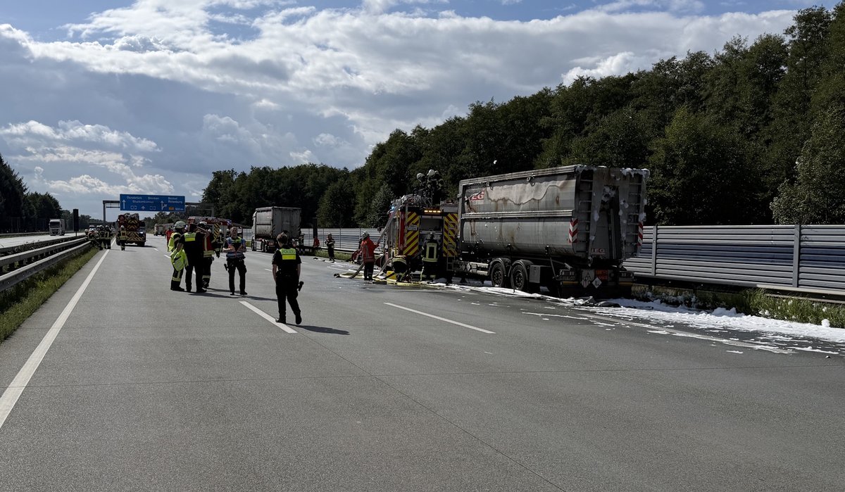 Feuer unter Kontrolle: Nach dem Erstangriff mit Wasser wurde die Stahlmulde mit Schaum gefüllt und der Brand so vollständig erstickt.  (Foto: Kreisfeuerwehr Rotenburg (Wümme))