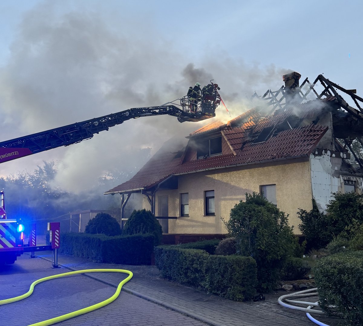 Erschwerte Bedingungen. Aufgrund der Einsturzgefahr erfolgte die Brandbekämpfung im Obergeschoss ausschließlich über die Drehleiter. (Foto: Freiwillige Feuerwehr Waren (Müritz))