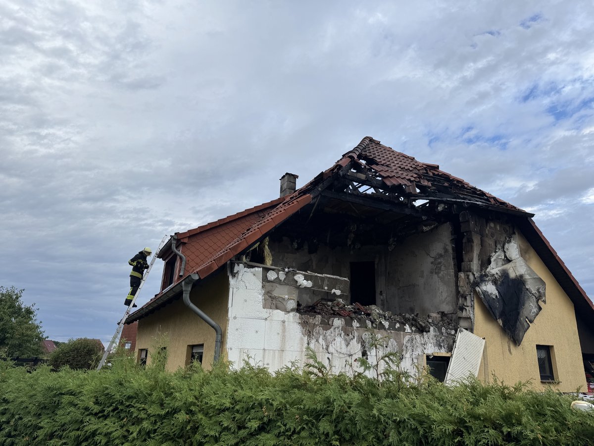 Nachlöscharbeiten: Ab ca. 10 Uhr verblieben nur noch die Einsatzkräfte der FF Waren (Müritz) vor Ort. (Foto: Freiwillige Feuerwehr Waren (Müritz))