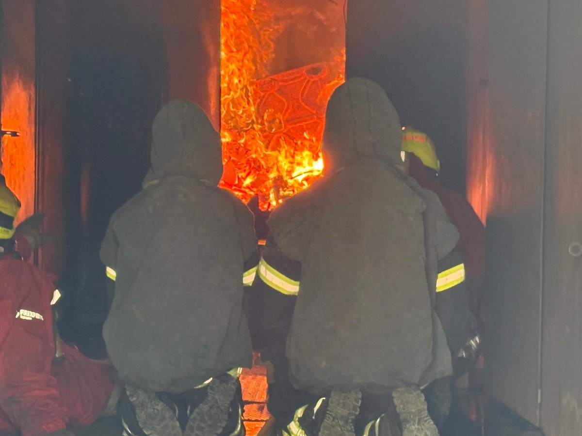 Feuerwehr Plettenberg: Unter realistischen Bedingungen trainierten Einsatzkräfte die Brandbekämpfung unter Atemschutz. (Foto: Feuerwehr Plettenberg)
