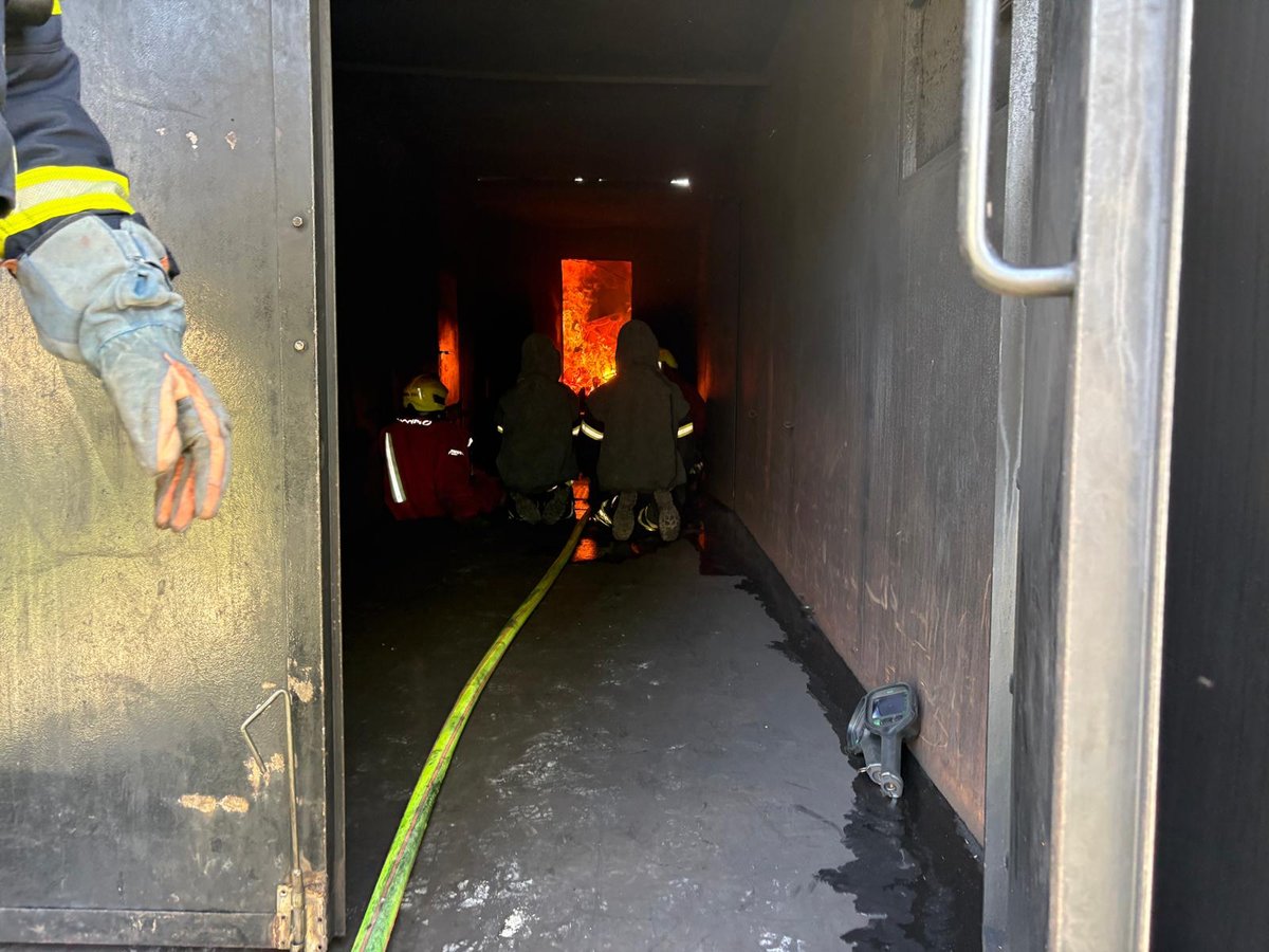 Heiße Umgebung: Einsatzkräfte der FW Plettenberg wurden in einer Brandsimulationsanlage mit verschiedenen Brandszenarien konfrontiert. (Foto: Feuerwehr Plettenberg)