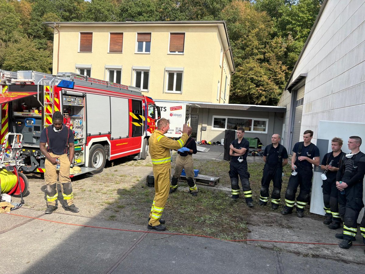 Starke Eindrücke: Nach den Übungen erfolgte jeweils eine Auswertung. Zum Ausgleich des Flüssigkeitsverlusts durch das Schwitzen im heißen Übungscontainer war es erforderlich, viel zu trinken. (Foto: Feuerwehr Plettenberg)