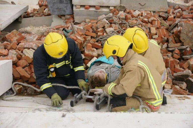 Feuerwehren leisten schon jetzt wertvolle Hilfe in Katastrophenfällen - hier nach einem Erdbeben. Bald auch im Kriegsfall? (Symbobild). Foto: ©burnstuff2003 - stock.adobe.com