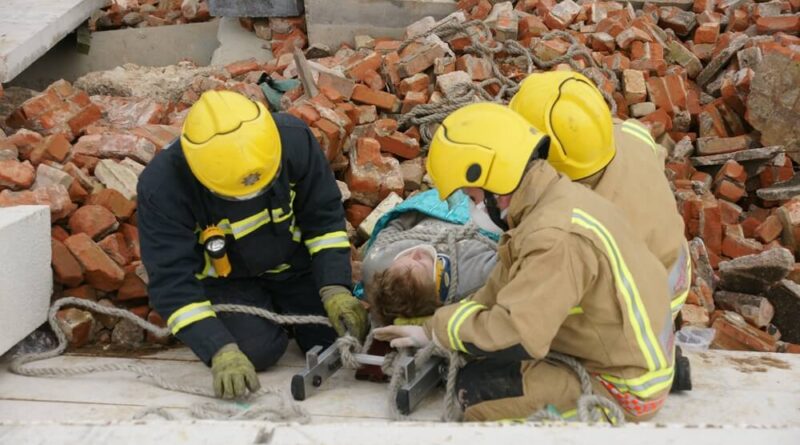 Feuerwehren leisten schon jetzt wertvolle Hilfe in Katastrophenfällen - hier nach einem Erdbeben. Bald auch im Kriegsfall? (Symbobild). Foto: ©burnstuff2003 - stock.adobe.com