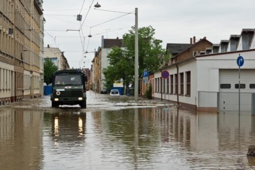 Hochwasser: In solchen Katastrophenlagen leistet bisher oft die Bundeswehr Amtshilfe für die Blaulichtorganisationen (Symbolbild). Foto: ©Stephanie Eichler - stock.adobe.com