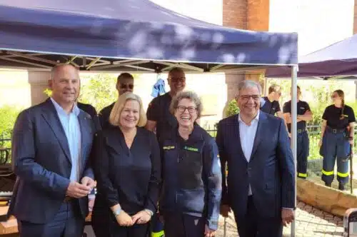 Bundesinnenministerin Nancy Faeser (2.v.l.) mit THW-Präsidentin Sabine Lackner (2.v.r.), dem hessischen Staatsminister Prof. Dr. Roman Poseck (l.) und Wiesbadens Oberbürgermeister Gert-Uwe Mende an der Station des THW.Foto: THW